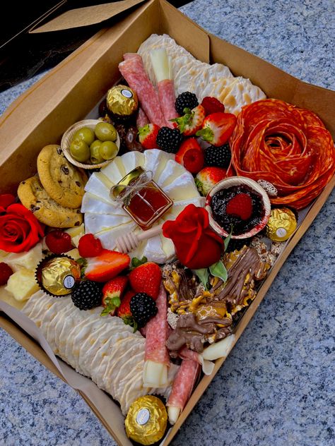 Deli Ideas Business, Charcuterie Food Truck, Charcuterie Truck, Small Charcuterie Box Ideas, Charcuterie Boxes To Go, Platter Boxes, Charcuterie Lunch, Small Charcuterie Board, Charcuterie Picnic