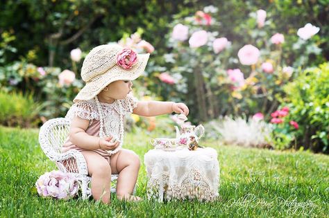 Tea Party Photoshoot, Baby Easter Pictures, Baby Holiday Photos, Cake Smash Theme, Baby Birthday Photoshoot, Baby Tea, Kids Tea Party, Easter Photoshoot, Fairy Tea Parties