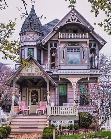 Victorian Homes Exterior, Old Victorian House, Old Victorian Homes, Helsingor, Pink Victorian, Victorian Style Homes, Casa Vintage, Victorian Architecture, Fantasy House