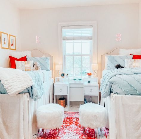 University Of Dayton Dorm Room, Sorority House Bedroom, Sorority Bedroom Ideas, Sorority Room Decor, Southern Dorm Room, Sorority Room Ideas, Sorority Bedroom, Tcu Dorm, Sorority Dorm Room