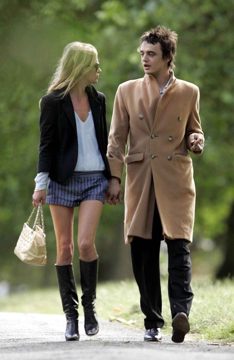 kate moss and pete doherty Kate Moss Outfit, Kate Moss 90s, Pete Doherty, Kate Moss Style, Laura Bailey, Queen Kate, Living In London, Poppy Delevingne, Sienna Miller