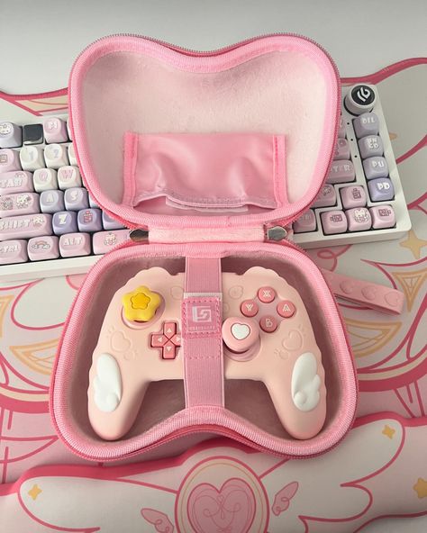 Gaming Pink Aesthetic, Aesthetic Controller, Gaming Pc Aesthetic, Gaming Setup Kawaii, Monitors Setup, Cozy Desk Space, Triple Monitor Setup, Desk Kawaii, Aesthetic Gaming Setup