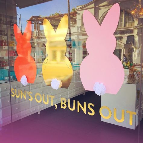 “The cutest window display, and so perfect for Easter in LA! ☀️ At @sugarfina ” @alisonrubke Easter Store Window Display, Easter Window Display, Boutique Window Displays, Spring Window Display, Summer Window Display, Retail Ideas, Window Display Retail, Decoration Vitrine, Summer Window