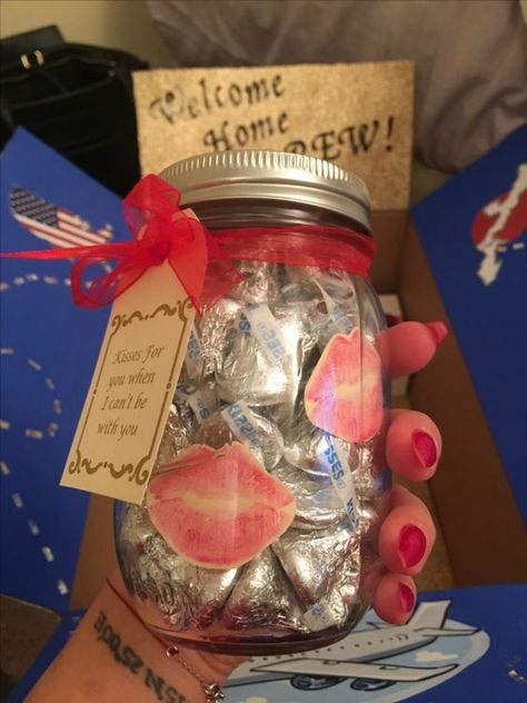 Candy Kisses Ideas, Handmade Gifts For Gf, Kisses Gifts, Homemade Mason Jar Gifts, Hershey Kisses Gifts, Gift In A Jar, Kiss Gift, Punny Gifts, Creative Gifts For Boyfriend