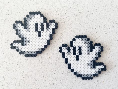 Perler Beads Art, Hama Beads Halloween, Melty Bead Designs, Melt Beads Patterns, Christmas Perler Beads, Keychain Phone, Pearl Beads Pattern, Easy Perler Beads Ideas, Beads Art