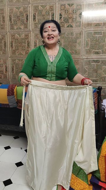 Apara Mehta on Instagram: "In my 40 years of doing theatre, I was doing quick changes within a minute, using pinned up sarees, an idea invented by theatre actresses. But isadoralife sent me this 1 minute saree, and I must say, it will make my life very easy. It is great for people who don't know or are not great at draping a saree. Fabulous idea, @isadoralife1 !" Dress With Saree Ideas, 1minute Saree, Plus Size Saree Draping, Blouse Design For Chiffon Saree, Saree Dresses Ideas, Plus Size Blouses For Saree, Indian Actresses Saree Look, Plus Size Saree Look, Dress From Saree Ideas