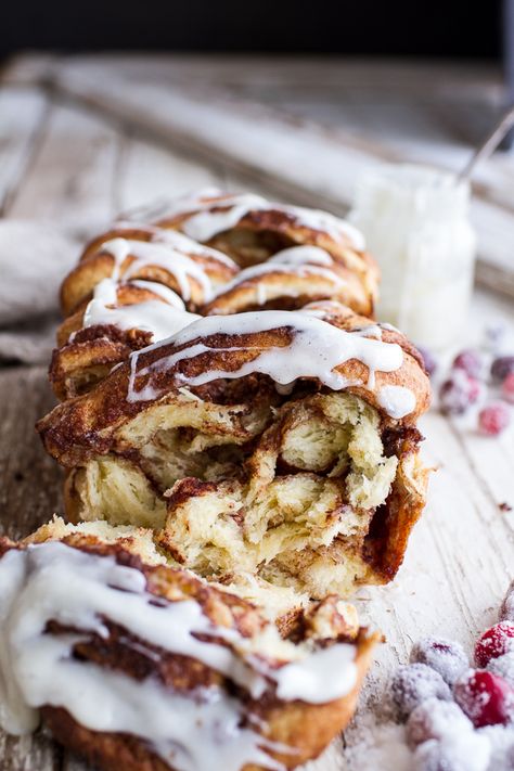 overnight pull-apart cinnamon roll bread Christmas Brunch Recipes, Cinnamon Roll Bread, Christmas Morning Breakfast, Half Baked Harvest, Crumpets, Deilig Mat, Pull Apart, Inspired Recipes, Cinnamon Roll