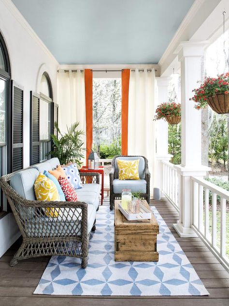 Porch Design and Decorating Ideas : Outdoors : Home & Garden Television. Outdoor living space 2.  Love the vintage trunk. Veranda Design, Porch Life, Porch Sitting, Real Estat, Home Porch, Front Porch Decorating, Hus Inspiration, Porch Design, Design Del Prodotto