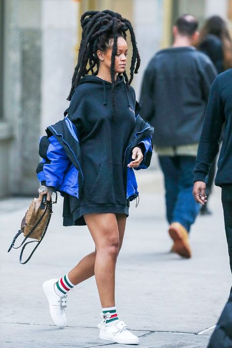 Celebs and fashion girls alike all agree—a cute backpack is a must-have item. Look Hip Hop, Looks Rihanna, Mode Rihanna, Rihanna Outfits, Rihanna Looks, Charlie Sheen, Rihanna Style, Rihanna Fenty, Looks Street Style