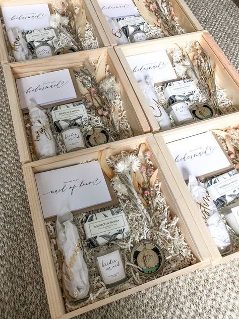 Rustic Gift Box Ideas, Bridal Boxes For Bride, Brides Made Boxes Be My Bridesmaid, Wedding Details For Bridal Party, Rustic Wedding Bridesmaids Gifts, Diy Bridesmaid Boxes Ideas, Things To Put In Bridesmaids Boxes, Bridal Party Proposal Gifts, Bridesmaid Proposal Box Ideas Rustic