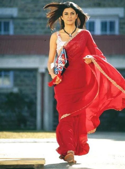 Sushmita Sen's iconic red saree from Main Hoon Na Bollywood Theme Party Dress, Bollywood Theme Party Outfit, Main Hoon Na, Bollywood Theme Party, 90s Bollywood Fashion, ऐश्वर्या राय, Sleeveless Blouse Designs, Red Sari, Bollywood Theme