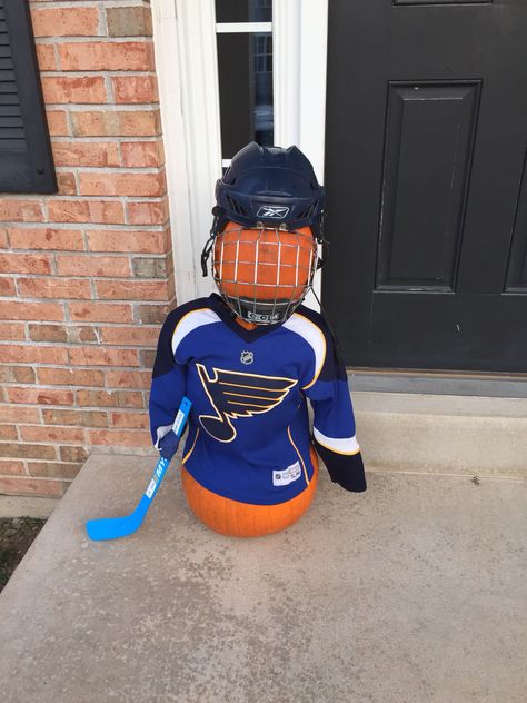 Pumpkin Hockey Player! Hockey Player Halloween Costume, Hockey Pumpkin Carving, Hockey Halloween Costume, Halloween Crafts Snacks, Hockey Pumpkin, Hockey Halloween, Hockey Decor, Vinyle Cricut, Hockey Birthday