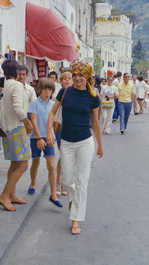 Jackie Kennedy Onassis Summer Style Outfits | Who What Wear UK Jackie Onassis Style, Summer Style Outfits, Jackie Oh, Jackie O's, Classic Summer Outfits, Jackie O Style, Jackie Onassis, Slim Aarons, Summer Capsule