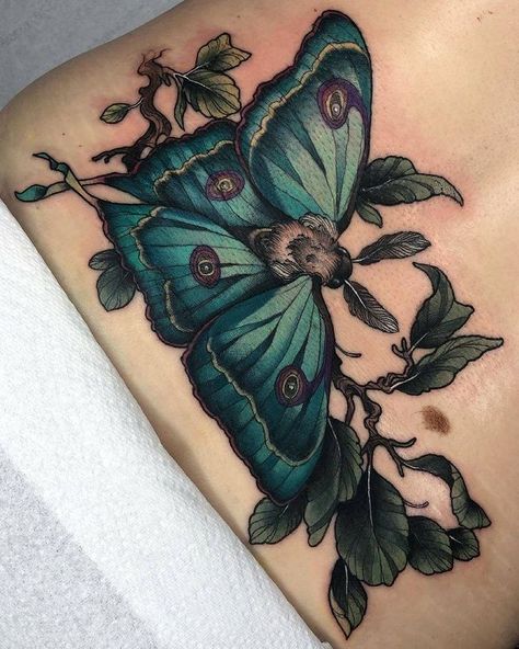 Tattoos Dainty, Aesthetic Tattoo Ideas, Gotik Tattoo, Hirsch Tattoo, Moth Tattoo Design, Tattoos Pretty, 15 Aesthetic, Tattoos Beautiful, Bug Tattoo