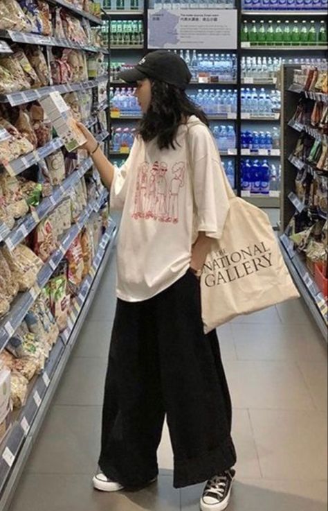 Over Size Clothes Outfit, Super Oversized Outfit, Oversized Clothes For Women, Baggy Clothes For Hot Weather, Large Clothes Outfit, Girly Oversized Outfits, Very Oversized Shirt Outfit, Korean Outfits Oversize, Oversized Women Outfit