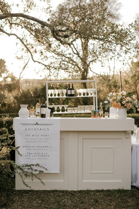 Cocktail Bar Cart Wedding, Wedding Cocktail Bar Ideas, Wedding Drink Cart, Timeless Backyard Wedding, Cocktail Bar Wedding Drink Stations, Garden Party Wedding Signage, White Bar Wedding, Outdoor Bar Cart Ideas, Welcome Drinks Wedding