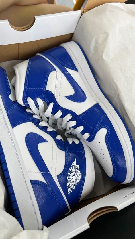 Blue Jordans Women, Kentucky Blue Jordans, Jordans 1 Blue, Jordan 1 Kentucky Blue, Blue Shoes Aesthetic, Air Jordans Blue, Jordan Shoes Blue, Jordan Azul, Jordan 1 Mid Kentucky Blue