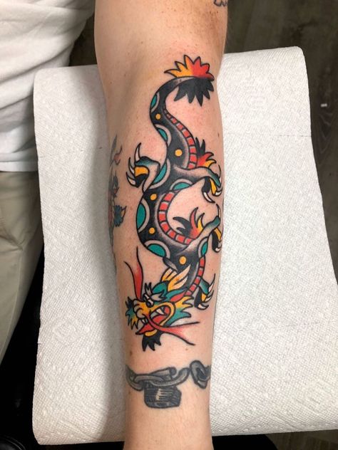 American Traditional Dragon, Dragon Tattoo Forearm, Traditional Tattoo Dragon, Tattoo American Traditional, Desenhos Old School, Back Of Leg Tattoos, Dragon Tattoo Drawing, Traditional Dragon, Dragon Tattoo Meaning