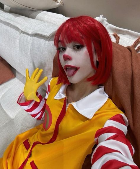 Anime Costume Ideas Halloween, Fantasia Halloween Anime, Halloween Costumes Women Red Hair, Ronald Mcdonald Makeup, Clown Costume Cute, Horror Characters Costumes, Red Clown Costume, Female Clown Costume, Cosplay Ideas Women Anime