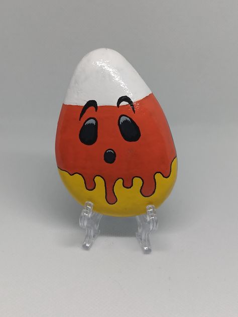 3 inch tall hand painted rock of a spooky cute candy corn halloween treat. Cute Halloween Rock Painting Ideas, Painted Halloween Rocks, Painting Rocks Ideas Easy, Fall Painted Rocks, Pumpkin Etching, Halloween Rock Painting Ideas, Andro Style, Halloween Painted Rocks, Christmas Rock Painting