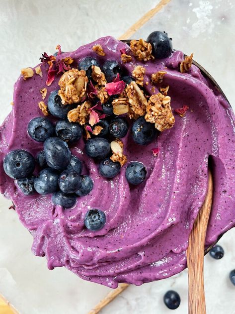 Delicious Peach Blueberry Smoothie Bowl! - The Hint of Rosemary Peach Smoothie Bowl, Walnut Smoothie, Cashew Smoothie, Blueberry Muffin Smoothie, Blueberry Smoothie Bowl, Workout Smoothie Recipes, Frozen Cauliflower, Walnut Butter, Peach Blueberry