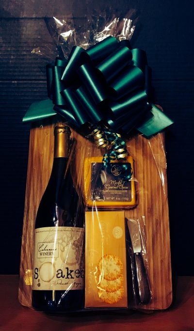 Small Cheese Board Gift Ideas, Cheese Board Christmas Gift Ideas, Charcuterie Board Gift Basket Ideas Diy, Cheese Gift Ideas, Christmas Wine Gift Baskets, Wine And Cheese Gift Basket Ideas, Cheeseboard Gift Basket Ideas, Charcuterie Board Raffle Basket, Cutting Board Christmas Gift