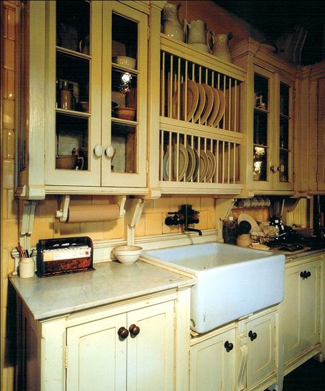 farmhouse sink in practical magic movie kitchen Practical Magic House, Roman And Williams, Interior Staircase, Magic House, Ideas Hogar, Farmhouse Sink Kitchen, Modern Farmhouse Kitchens, Practical Magic, Farmhouse Sink