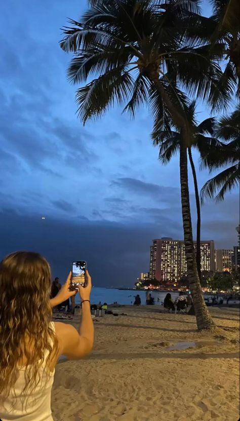 Aesthetic Hawaii Pictures Vintage, Picture Taking Aesthetic, Hawaii Aesthetic Instagram, Hawaii Inspo Pictures, Hawaiian Pictures, Hawaii Pics To Recreate, Pics To Take In Hawaii, Hawaii Picture Ideas Maui, Hawaii Honeymoon Aesthetic