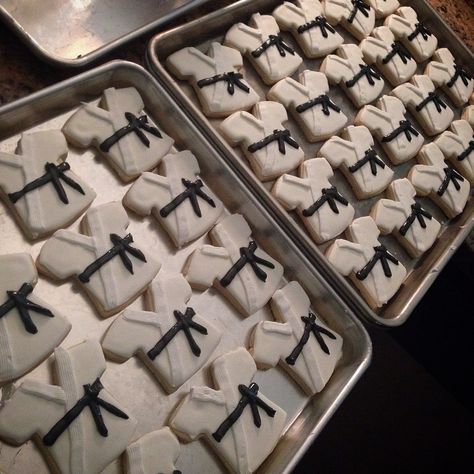 Karate cookies. Sweetly Done by Candi Taekwondo Birthday Party Ideas, Karate Cookies, Karate Picture, Karate Cake, Karate Birthday Party, Karate Party, Judo Gi, Karate Birthday, Kyokushin Karate