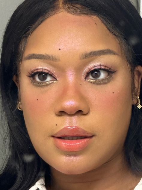 Coquette Makeup Inspiration, Light Color Makeup, Japanese Makeup Black Skin, Peachy Douyin Makeup, Igari Makeup Black Women, Simple Eyeshadow Looks Black Women, Douyin Makeup Aesthetic, Pink Douyin Makeup Brown Skin, Coquette Makeup Dark Skin