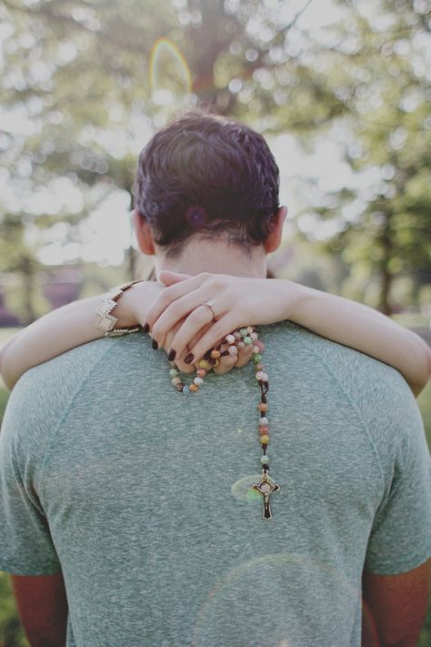 Praying Couple Photography, Catholic Engagement Photos, Christian Engagement Photos, Catholic Couple, Praying Couple, Catholic Photography, Catholic Marriage, Sweet Couples, Engagement Photography Poses