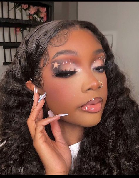 New Years Even Make Up, Glam Christmas Makeup Looks, Makeup Looks Ideas Creative, Freaknik Makeup Looks, Thanks Giving Makeup Looks, Christmas Makeup Black Women, Pink Christmas Makeup, Event Makeup Looks, Brown Makeup Ideas