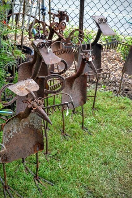 Shovel Art, Drátěná Socha, Old Garden Tools, Deer Sculpture, Kule Ting, Welding Ideas, Welding Art Projects, Garden Junk, Metal Sculptures