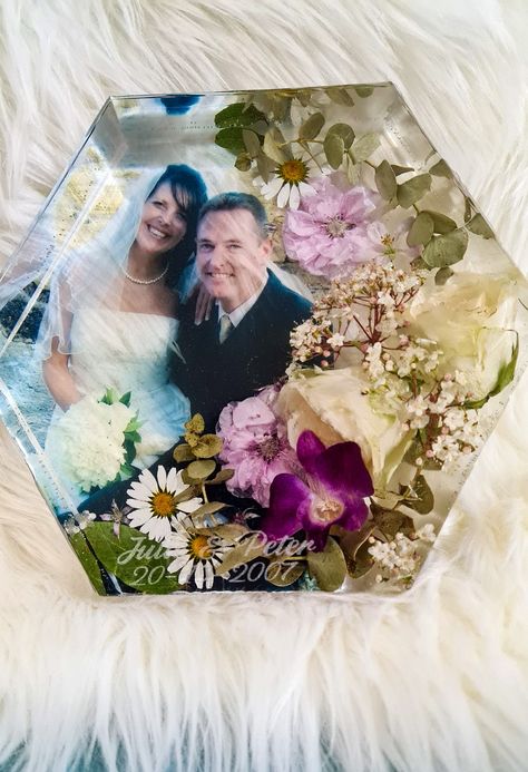 Wedding Floral preservation in resin. Resin Bouquet Wedding Flowers Hexagon, Epoxy Wedding Flowers, Wedding Resin Art, Resin Keepsake Ideas, Resin Wedding Flowers, Photo In Resin, Wedding Bouquet Preservation Resin, Wedding Epoxy, Resin Flower Art