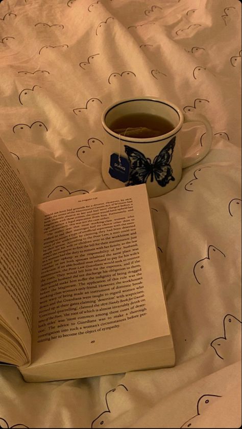 Books And Mugs Aesthetic, Sleepy Time Tea Aesthetic, Reading And Tea Aesthetic, Mug Of Tea Aesthetic, Tea And Book Aesthetic, Book And Tea Aesthetic, Night Tea Aesthetic, Tea And Books Aesthetic, Drinking Tea Aesthetic