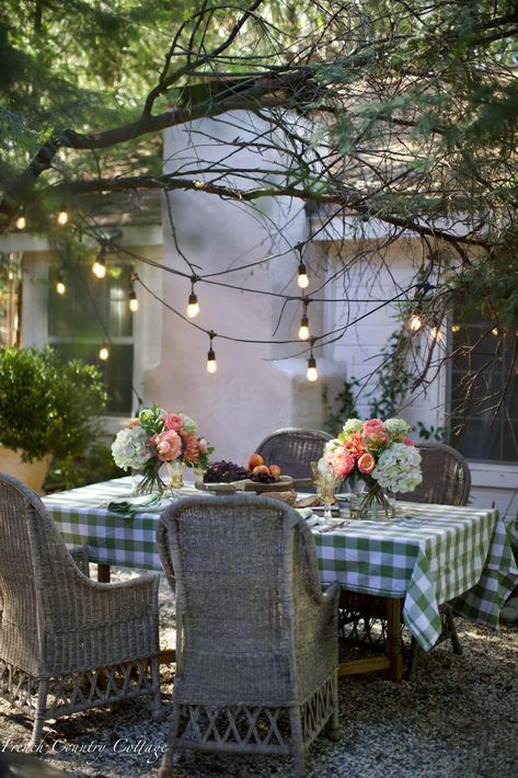 cottage French cottage table - French country cottage French Cottage Table Setting, French Outdoor Dining, French Country Garden Landscaping, French Country Gardens, Cottage Table Setting, French Tablescapes, French Entertaining, Country Cottage Table, French Country Patio