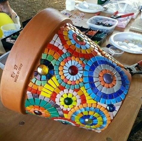 Garden Mosaics, Mosaic Pot, Mosaic Planters, Mosaic Art Diy, Mosaic Pots, Pot Art, Mosaic Flower Pots, Mosaic Vase, Mosaic Garden Art