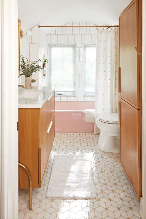 Pink Bathtub Bathroom Ideas, Pink Bathroom Retro, Pink Tub Bathroom Ideas, Retro Tile Bathroom, Pink Bath Tub, Pink Bathroom Aesthetic, Tub Bathroom Ideas, Pink Bathtub, Pink Tub