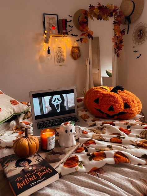 Halloween home decor ideas Halloween Decorating Aesthetic, Cute Apartment Halloween Decor, Home Decoration Halloween, Halloween Aesthetic Room Ideas, Fall Decor Halloween, Autumn Halloween Decor, Spooky Season Home Decor, Halloween Decoration Room, Fall Aesthetic Decorations