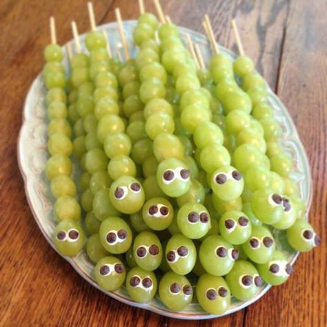 What better way to get fruit into your children than giving them these cuties? Salsa Recept, Nachos Recept, Kindergarten Snacks, Class Snacks, Fest Mad, Kreative Snacks, Healthy Halloween Snacks, Decorações Com Comidas, Food Art For Kids