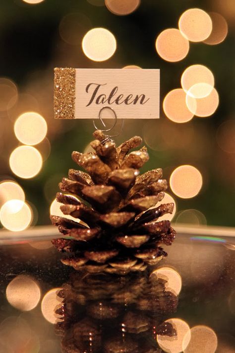 Simple Little Details: DIY Glitter Pine Cone Place Card Holder Christmas Place Card Holders, Diy Place Cards, Pinecone Crafts, Christmas Place Cards, Pine Cone Art, Diy Pinecone, Name Card Holder, Diy Glitter, Glitter Shirt