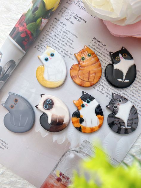 DIY Air Dry Clay Magnets: Creative & Easy Crafts for Your Fridge Clay Cat Ornaments, Clay Sun Catcher, Air Dry Clay Badges, Cat Clay Magnet, Little Clay Magnets, Air Dry Clay Cats, Polymer Clay Fridge Magnets Diy, Clay Magnet Ideas Easy, Fridge Magnets Aesthetic