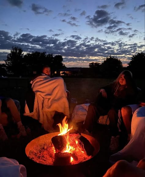 Fire Pit Pictures With Friends, Fire Pit Friends, Camping Friends Aesthetic, Camping In Backyard, Bonfire Aesthetic Friends, Fire Pit Aesthetic, Bonfire Pit Ideas, Beach Bonfire Parties, Bonfire Aesthetic