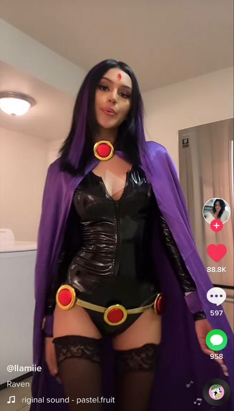 Hot Raven Costume, Cool Female Costumes, Female Costumes Ideas, Raven Halloween Costume Makeup, Cool Female Halloween Costumes, Raven Costume Aesthetic, Female Villans Costumes, Halloween Costumes Villians Women, Halloween Costume Cartoon Characters