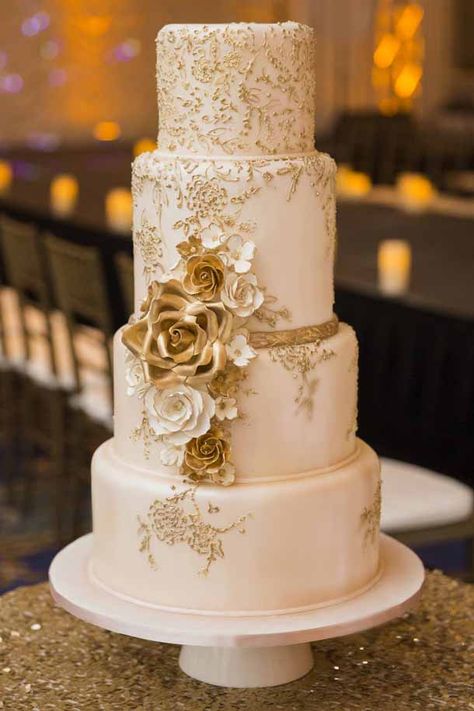 Kek Kahwin, Gold Fondant, Vintage Pasta, White And Gold Wedding Cake, Cake With Gold, White And Gold Wedding, Fondant Wedding Cakes, Pink Wedding Cake, Gold Cake