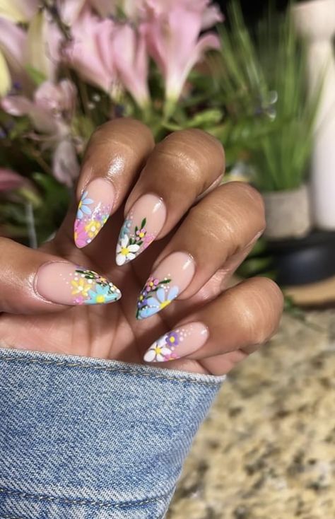 Floral Design Nails Art, Almond Nails Floral Design, Nails For Miami, Floral Design Nails, Almond Nails Floral, Nails Floral Design, Design Nails Art, Glitter Gel Nail Designs, Urban Nails