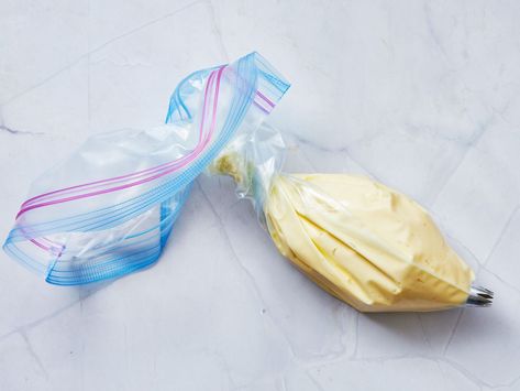 How To Cut Ziploc Bag For Frosting - Recipes.net How To Put Icing In A Piping Bag, No Piping Bag Hack, Diy Frosting Piping Bag, Diy Icing Bag, Diy Frosting Bag, Piping Bag Hacks, Diy Piping Bag, Diy Frosting, Diy Icing