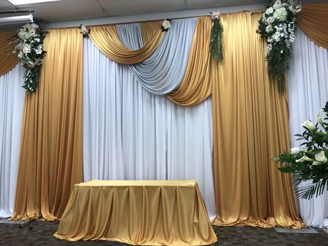 Simple Wedding Stage, Simple Wedding Decoration, Eco Friendly Wedding Decor, Cocktail Table Decor, Draping Ideas, Church Altar Decorations, Blinds And Curtains, Diy Wedding Backdrop, Classic Wedding Decorations