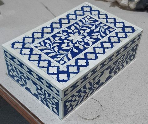 Painted Trunk Ideas Diy, Jewellery Box Painting, Jharoka Art, Wood Box Design, Ceramic Jewelry Box, Box Painting, Newspaper Crafts Diy, Wooden Box Designs, Painted Trunk