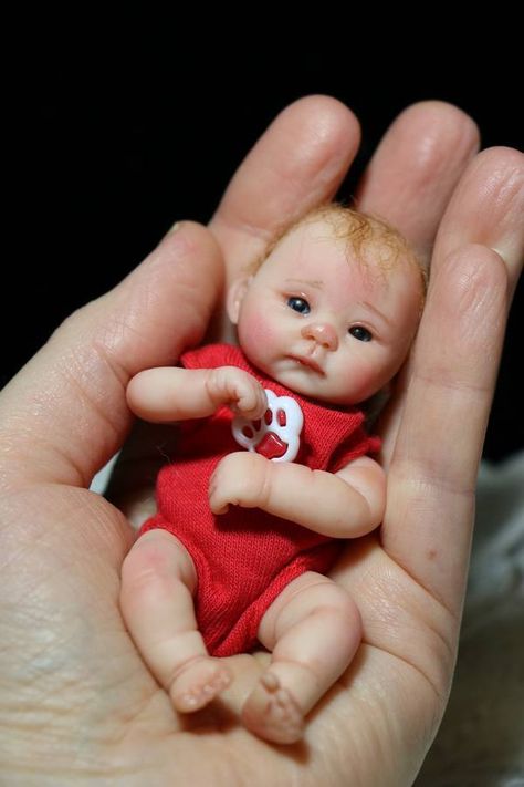 Baby Art Ideas, Polymer Clay Ideas, Clay Art Doll, Polymer Clay Doll, Small Baby Dolls, Silikon Baby, Realistic Baby Dolls, Newborn Baby Dolls, Clay Baby